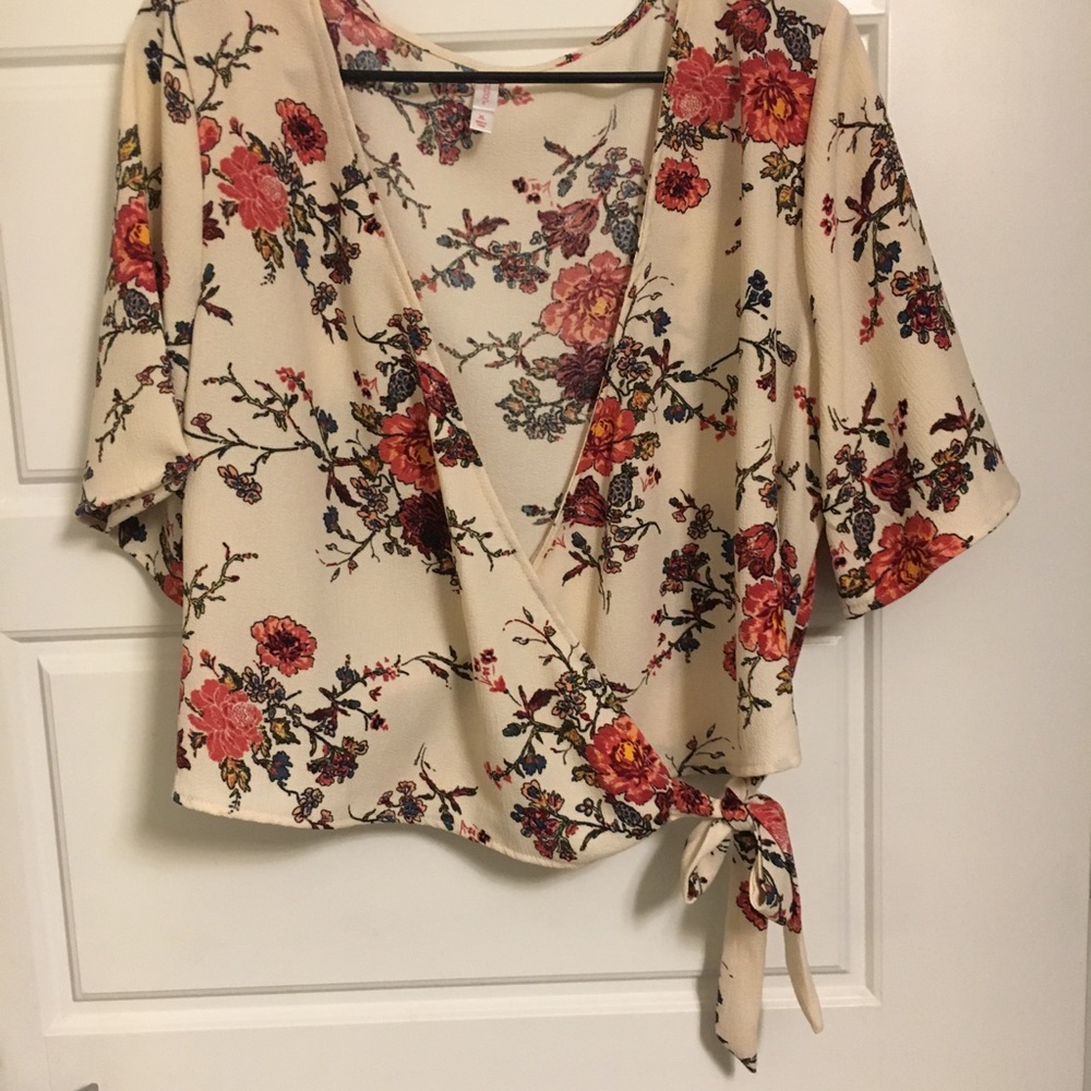 Floral crop top with tie. NEW WITHOUT TAGS.